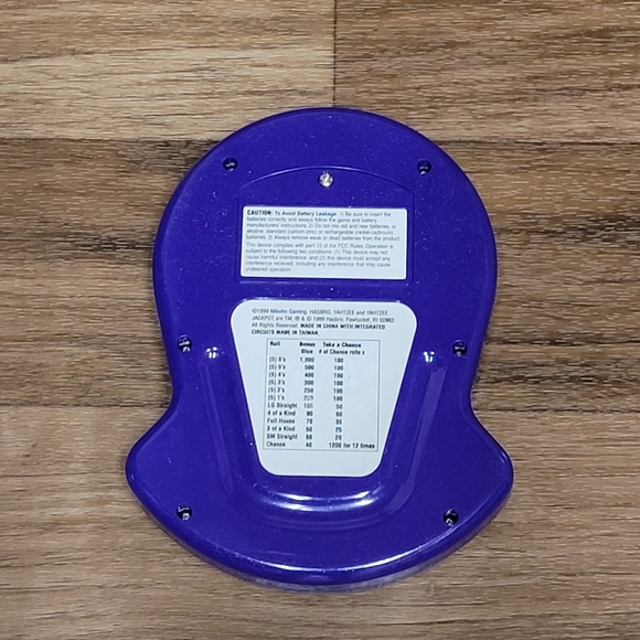 Hasbro YAHTZEE JACKPOT SLOTS Electronic Handheld Casino Slot Game 1999 Vintage - Picture 2 of 4